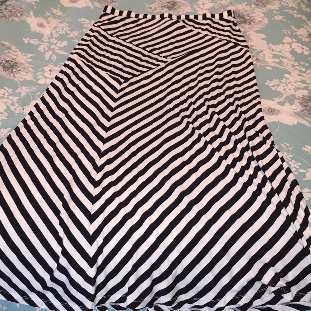 NWT Black and white long maxi skirt